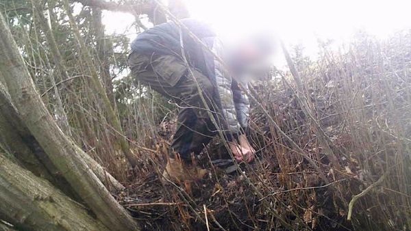 Fotopast natočila muže, jak u rybníka na Tachovsku pokládá pytlácká železa